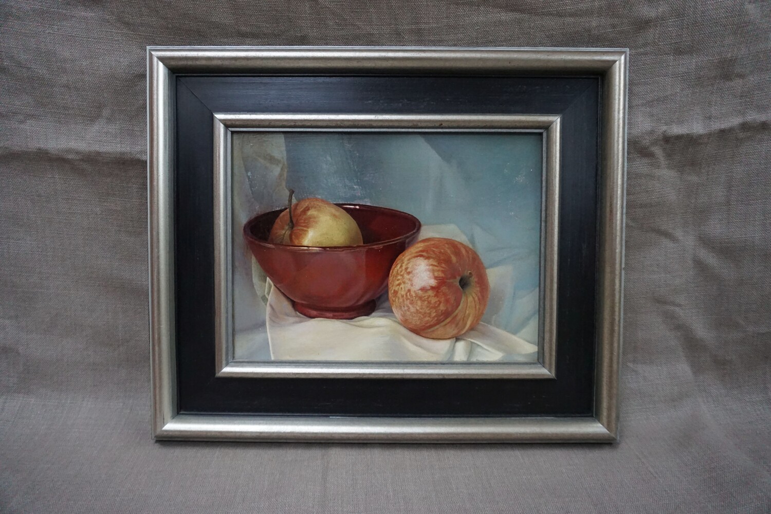 Still life with fruitbowl and apples